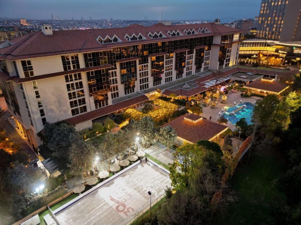 Ultimate Comfort: İstanbul's Top 5 Luxury Hotels for Families