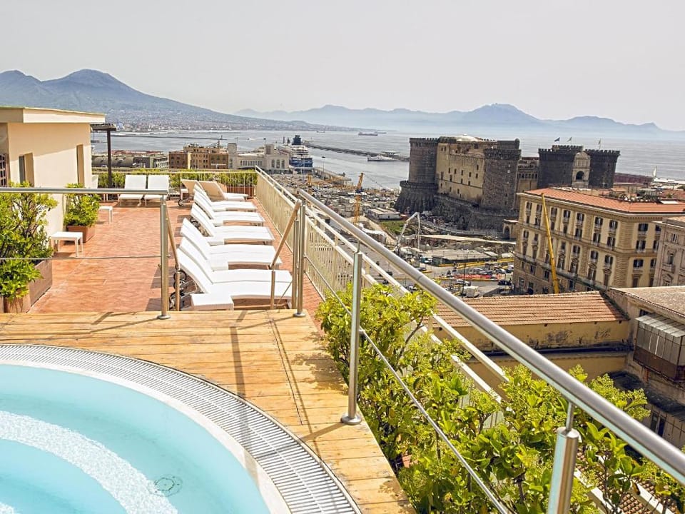 Ultimate Comfort: Naples's Top 5 Luxury Hotels for Families